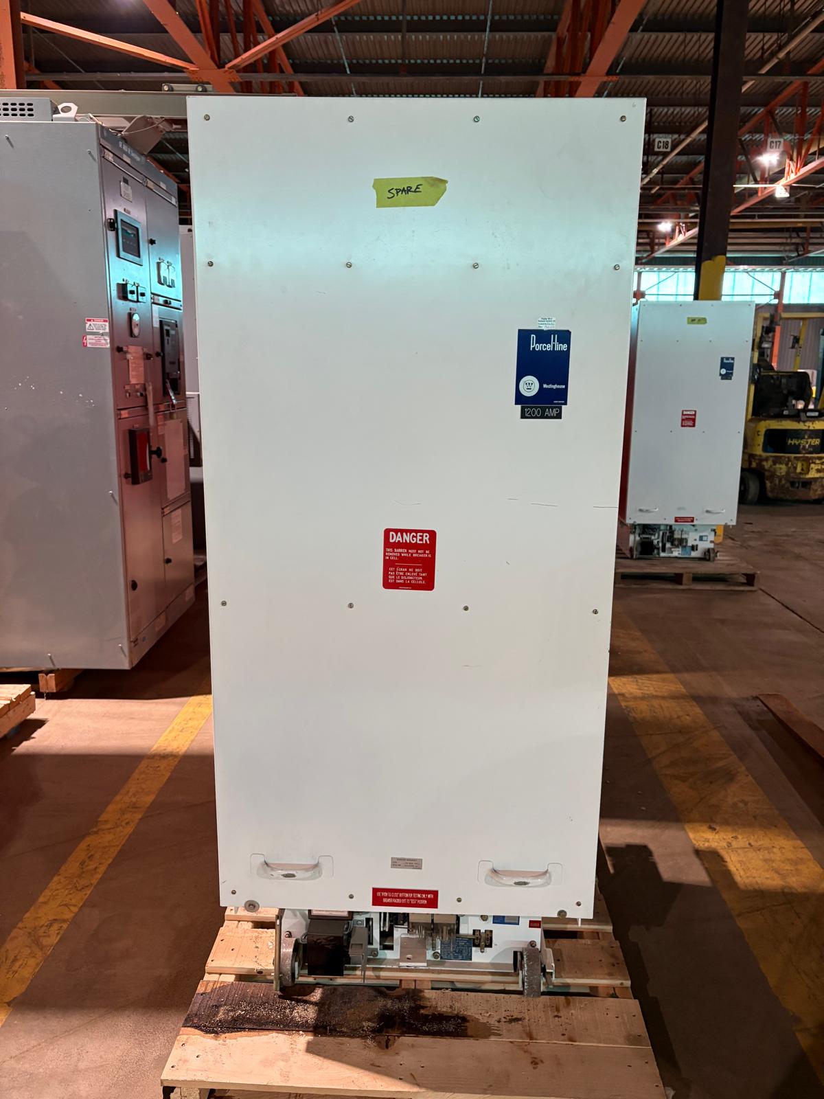 Westinghouse Spare 1200 A DHP Porcel-line air circuit breaker, exterior overview